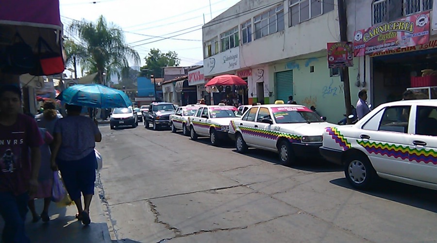 Exigen taxistas base en  centro de Huajuapan de León, Oaxaca