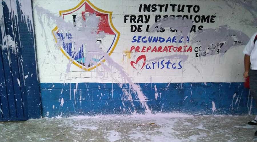 Grupo de vándalos pintarrajea escuela de Salina Cruz