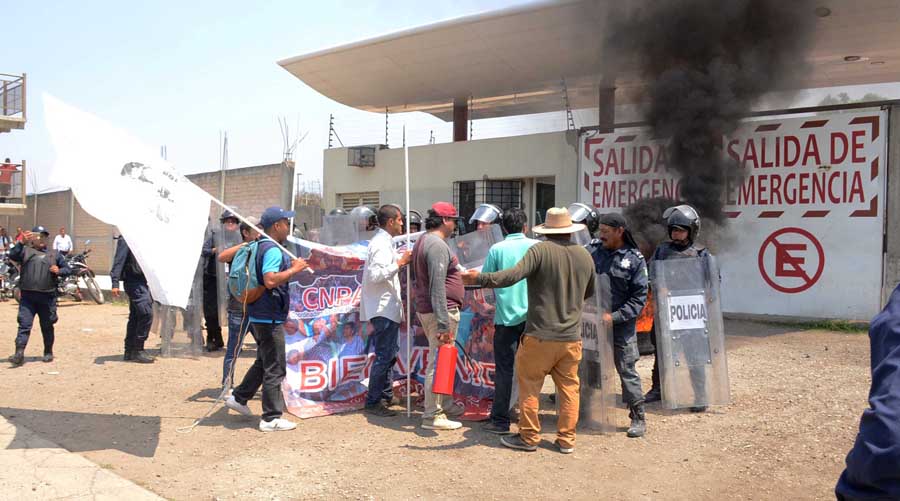 Se registra violenta protesta en Ciudad Administrativa | El Imparcial de Oaxaca
