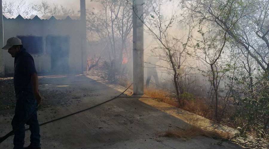 Incendio pone en riesgo a hospital de Salina Cruz