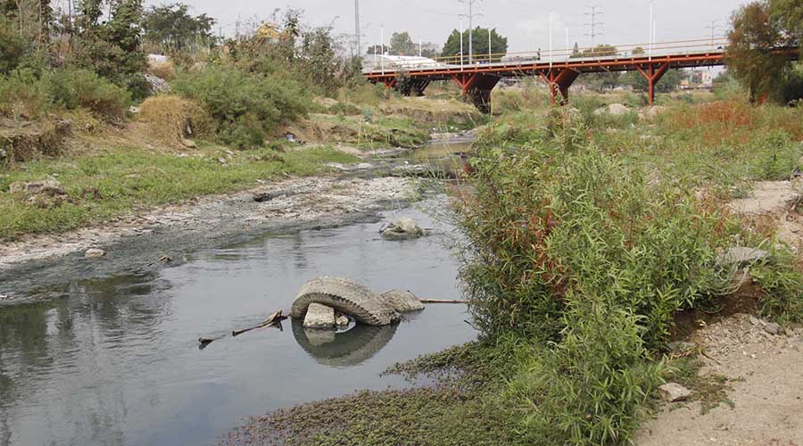 Pipas de Sapao vierten  aguas negras sobre ríos de Oaxaca