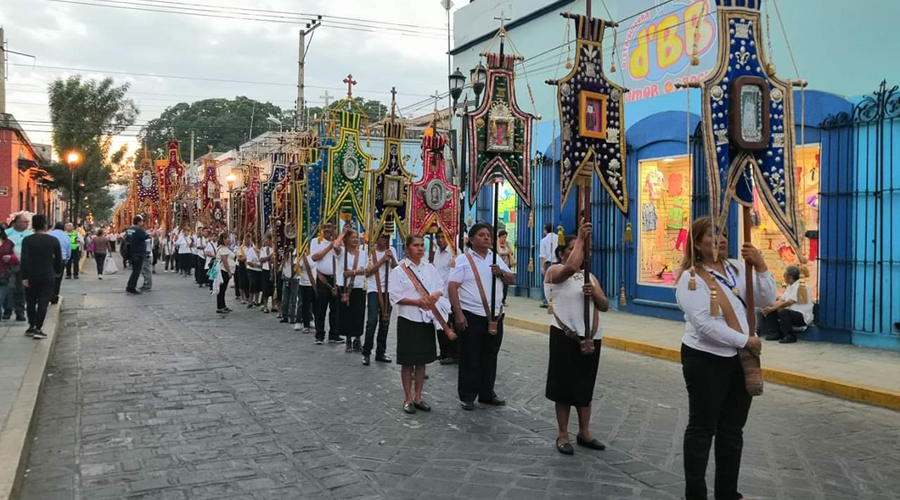 Admiran la procesión solemne de estandartes en Oaxaca | El Imparcial de Oaxaca