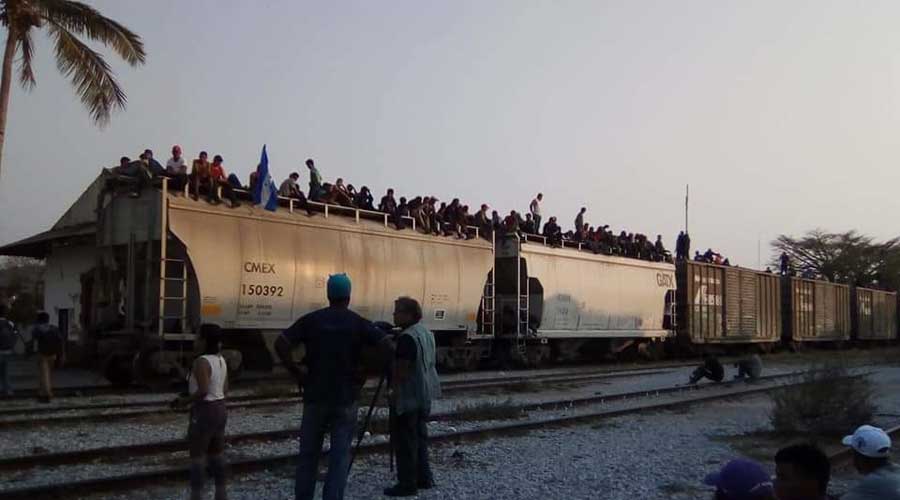 Migrantes que huyen de operativos  usan ‘La Bestia’ para cruzar el Istmo