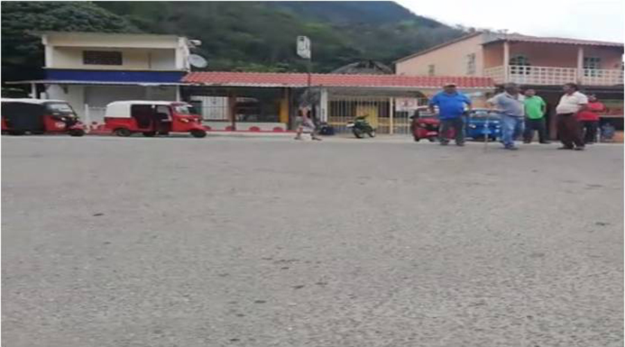 Mototaxistas bloquean la entrada de Santa María Jacatepec | El Imparcial de Oaxaca