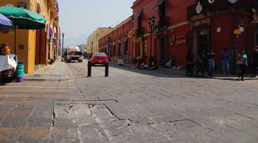 Celebran a Oaxaca de Juárez, pero sus calles siguen llenas de baches