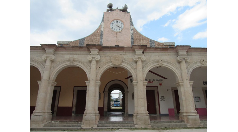 Palacio municipal de  Tejupan, una obra  con piedras rosas