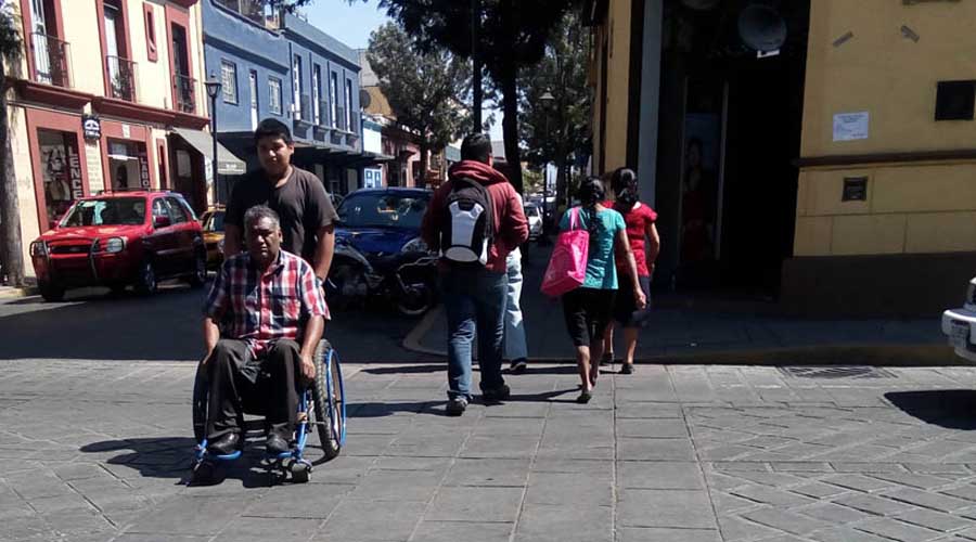 Piden respeto a espacios para personas con discapacidad de Oaxaca