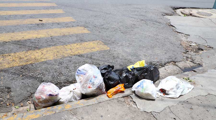 Piden sancionar a quien tire basura en las calles de Oaxaca