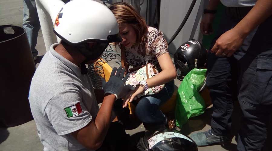 Camioneta choca contra motociclistas que cargaban gasolina | El Imparcial de Oaxaca