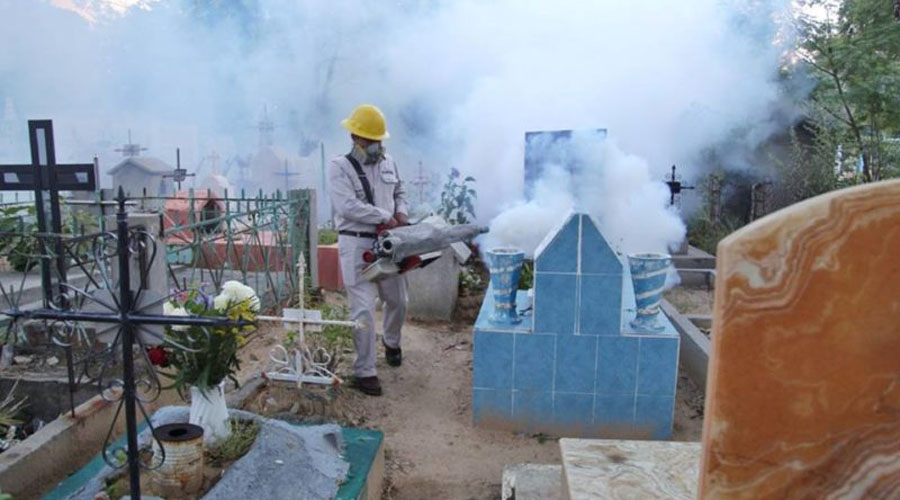 Fumigan el panteón de Salina Cruz para evitar enfermedades