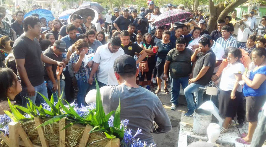 En Salina Cruz rinden emotivo homenaje  a policía municipal fallecido