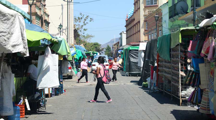 Ambulantes saturan calles y plazas de Oaxaca