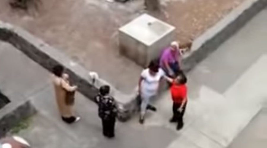 Video: Captan a una adolescente golpeando a mujer de la tercera edad | El Imparcial de Oaxaca