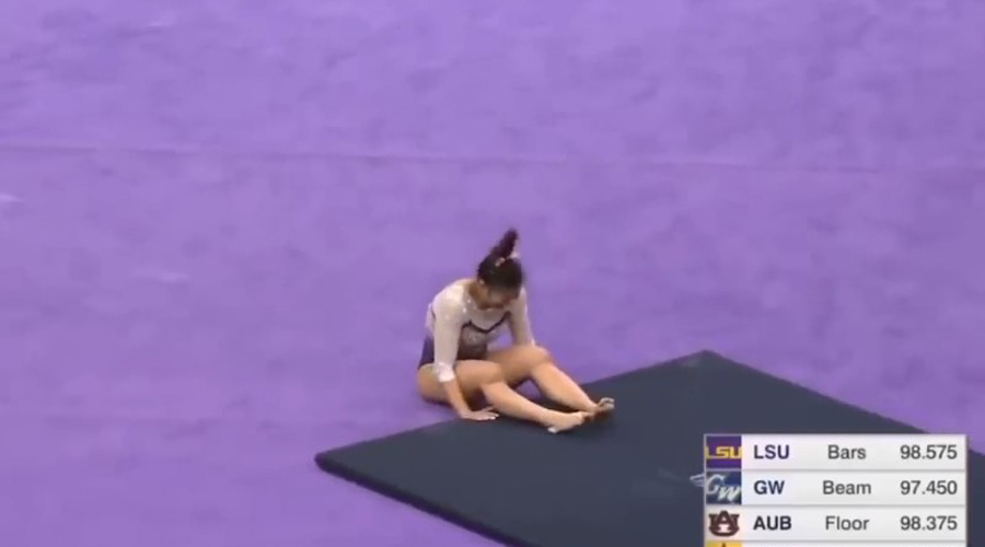 Video: Gimnasta se rompe las piernas al ejecutar su rutina