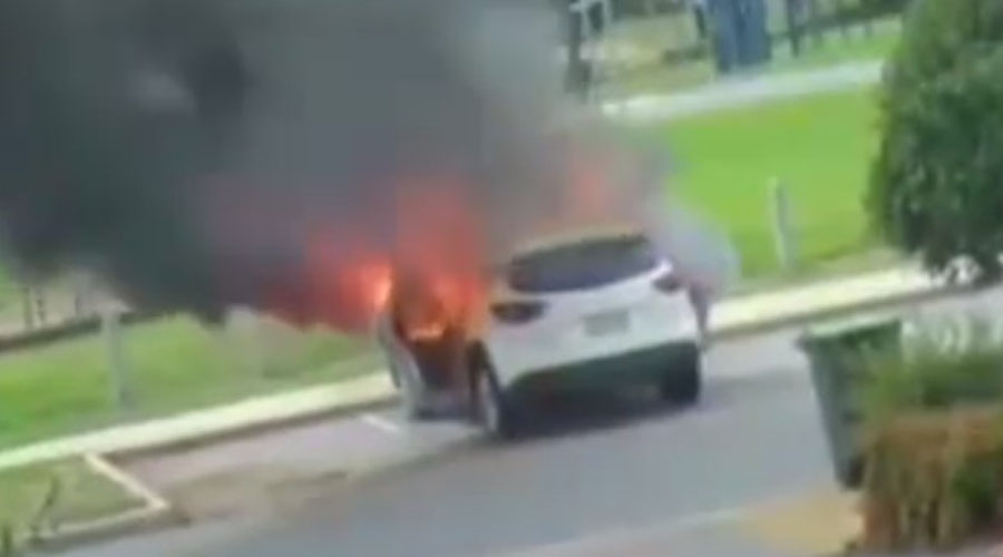 Video: Madre salva a sus hijos de calcinarse en auto