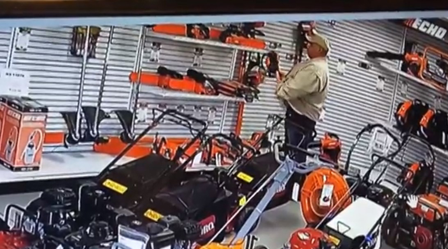 Video: Hombre esconde una motosierra en su pantalón para robarla