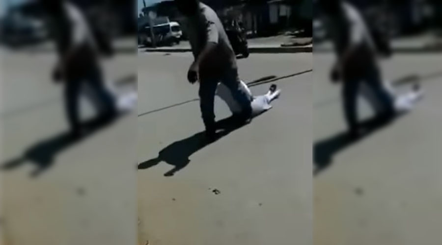 Video: Arrastra a su hija tras descubrirla consumiendo alcohol en la calle
