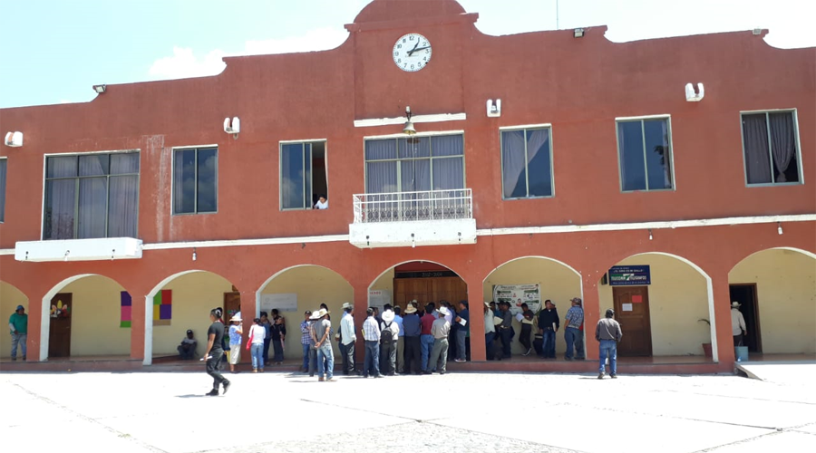 Siguen retenidos, funcionarios  de Santiago Huajolotitlán | El Imparcial de Oaxaca