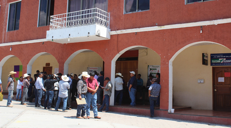 Toman el palacio de Santiago Huajolotitlán y  retienen a personal
