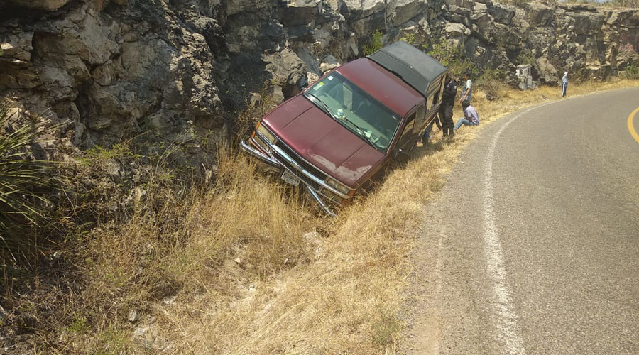 Vuelca camioneta con 11 personas a bordo | El Imparcial de Oaxaca