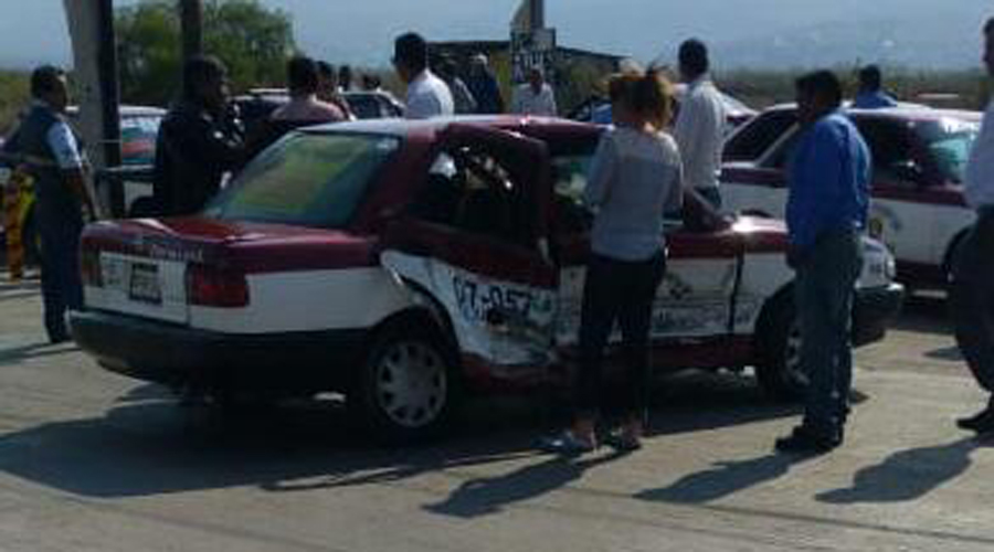 Chocan dos taxis foráneos en carretera al CRIT