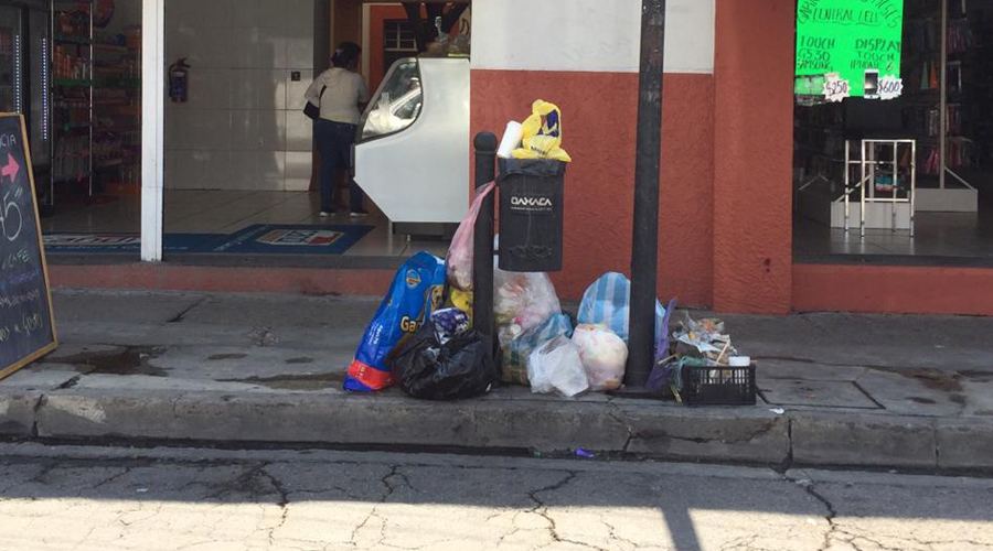 Piden sancionar a quienes tiren basura en calles de Oaxaca