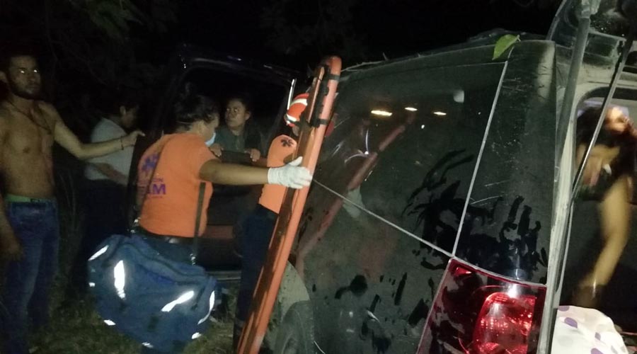 Camioneta se sale del camino, en la Costa oaxaqueña | El Imparcial de Oaxaca