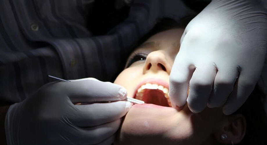 Tiras blanqueadoras pueden erosionar los dientes