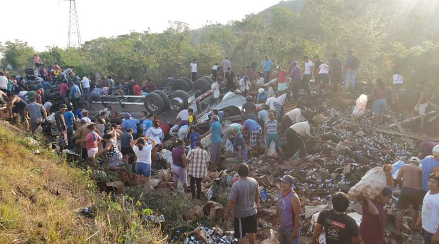 Video: Vuelca camión con cerveza en Campeche y pobladores lo saquean | El Imparcial de Oaxaca