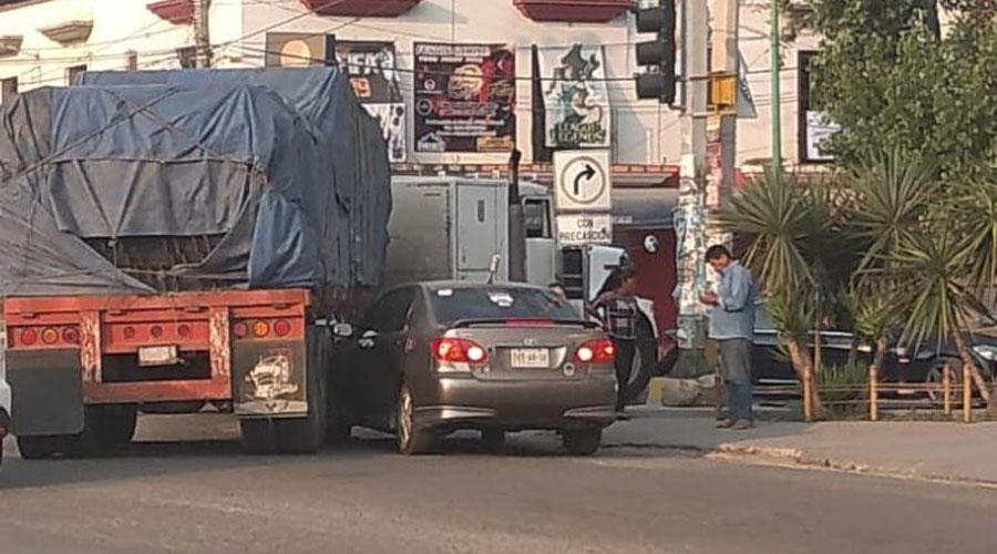 Chocan automóvil y tráiler en la Avenida El Rosario | El Imparcial de Oaxaca