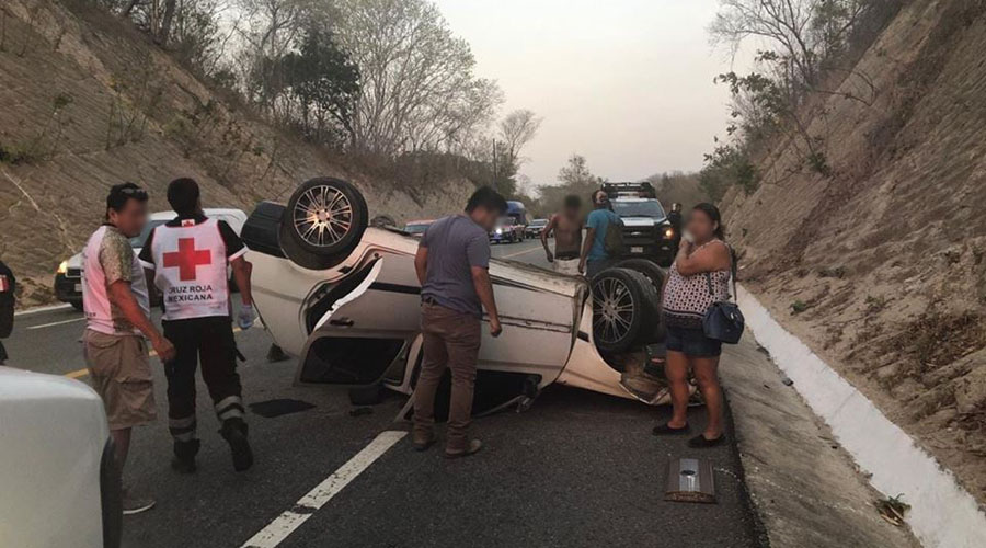 Vuelca automovil en carretera de Huatulco | El Imparcial de Oaxaca