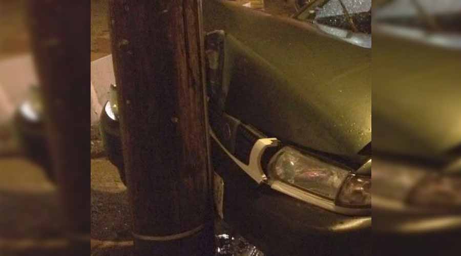 Conductor ebrio choca su automóvil contra poste | El Imparcial de Oaxaca