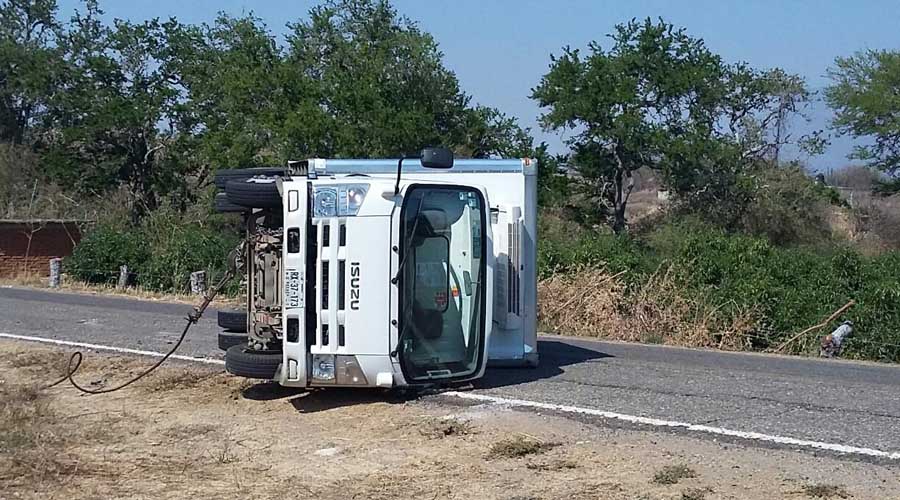 Vuelca camión en carretera de Ejutla de Crespo | El Imparcial de Oaxaca