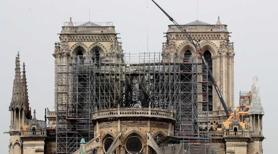 Obreros fumaban en Notre Dame a pesar de estar prohibido | El Imparcial de Oaxaca