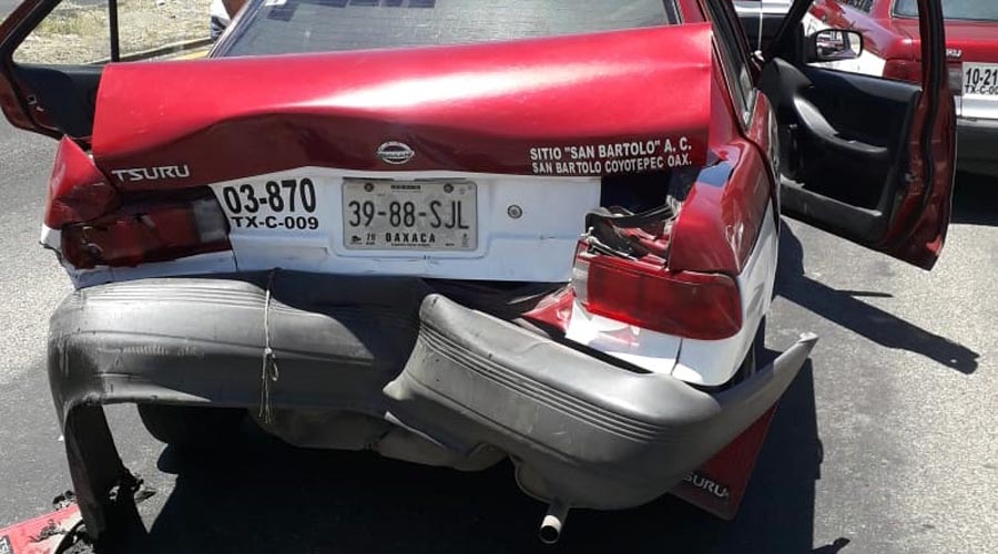 Estaquitas vs taxi foráneo deja considerables daños materiales | El Imparcial de Oaxaca