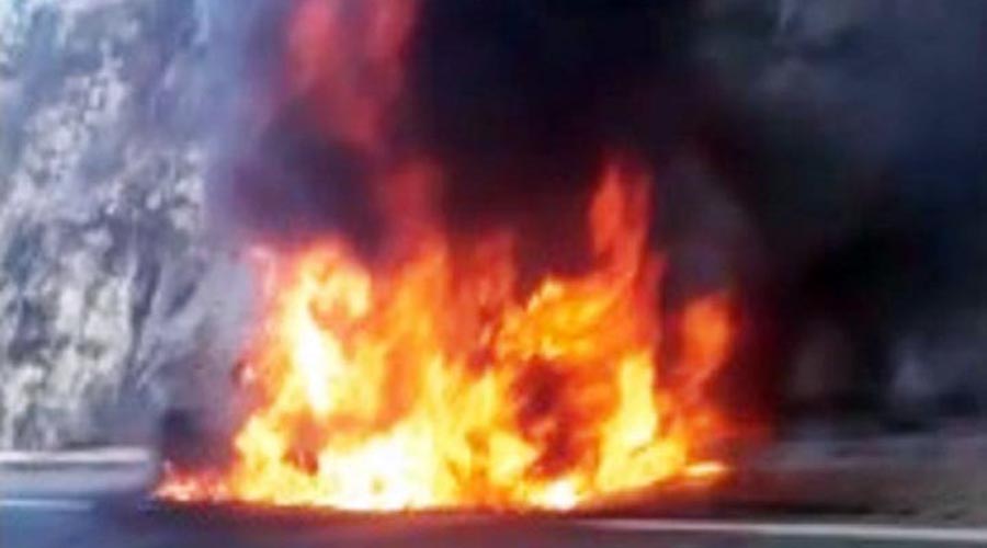 Fuego consume un vehículo en la súpercarretera a Puebla | El Imparcial de Oaxaca