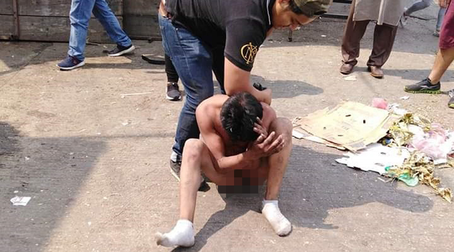 Desnudan y amarran a presunto ladrón en el Mercado de Abasto