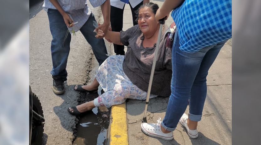Conductor de autobús derriba a mujer de la tercera edad | El Imparcial de Oaxaca