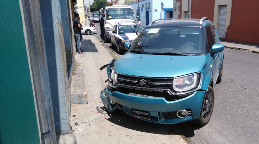 Choca automóvil contra barda en el centro de Oaxaca | El Imparcial de Oaxaca