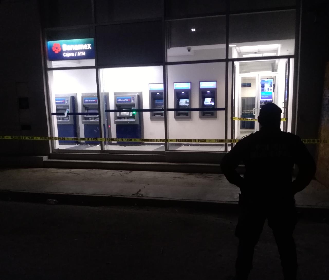Rompe puerta del banco y queda detenido