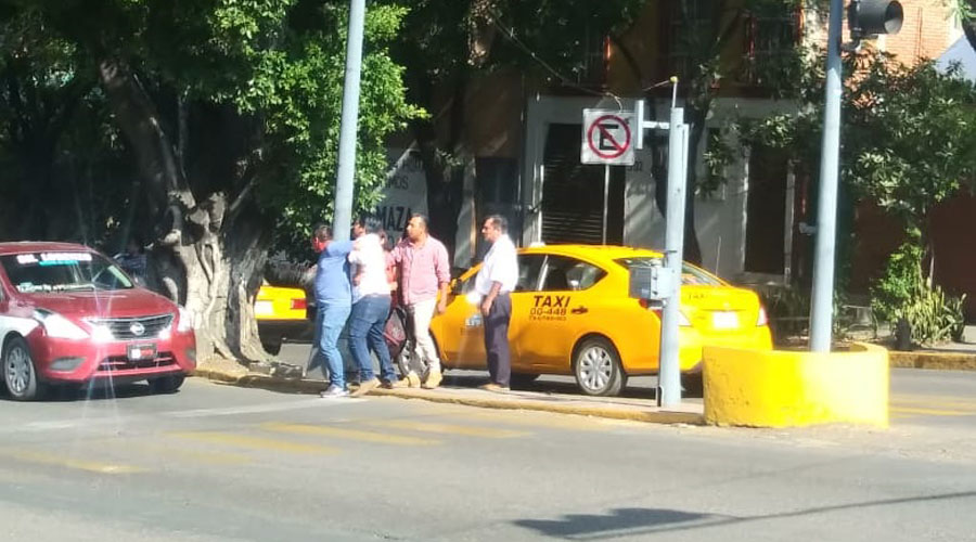 Taxista y copiloto golpean a joven acusado de robo | El Imparcial de Oaxaca