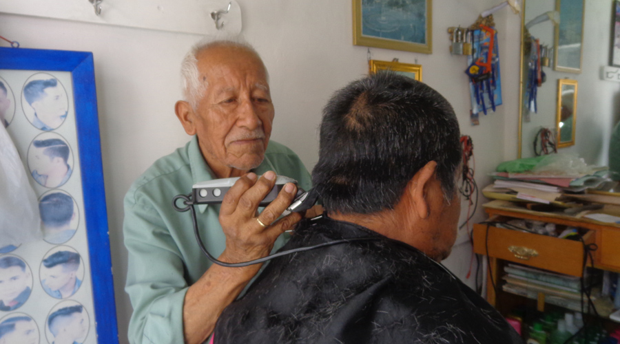 A sus 87 años don Francisco, vive de la peluquería