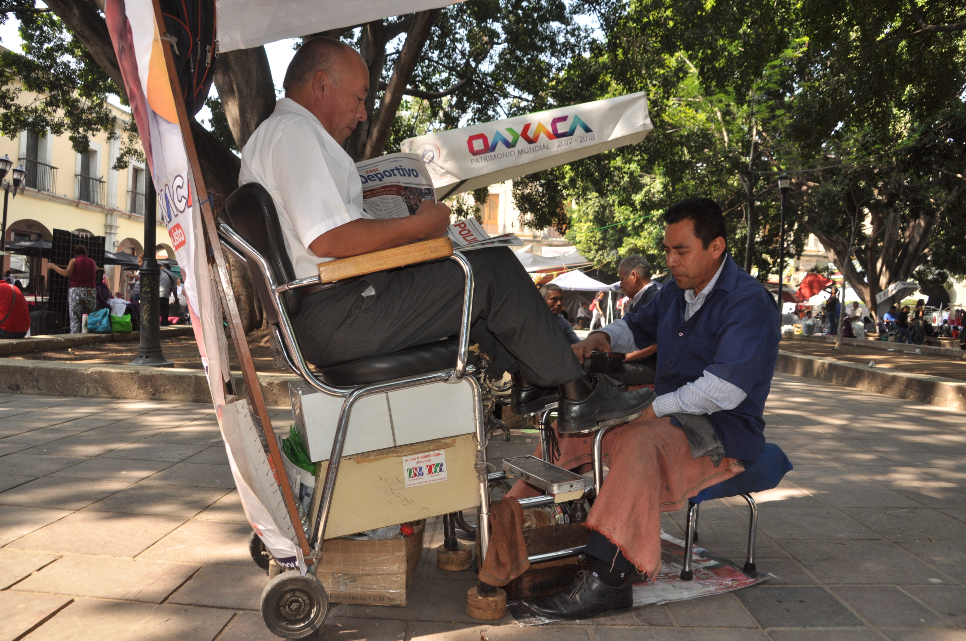Boleros de Oaxaca celebran su día trabajando