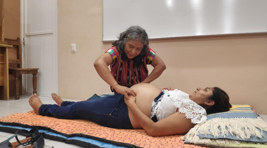 Niegan certificados de nacimiento a parteras de Oaxaca