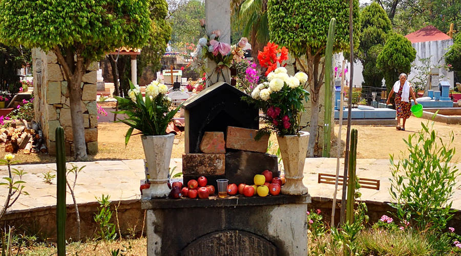 Familias visitan los panteones de Oaxaca en el Día de las Madres | El Imparcial de Oaxaca