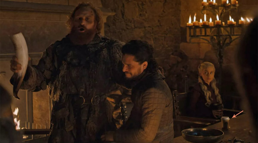 Video: Daenerys brinda con un café de Starbucks