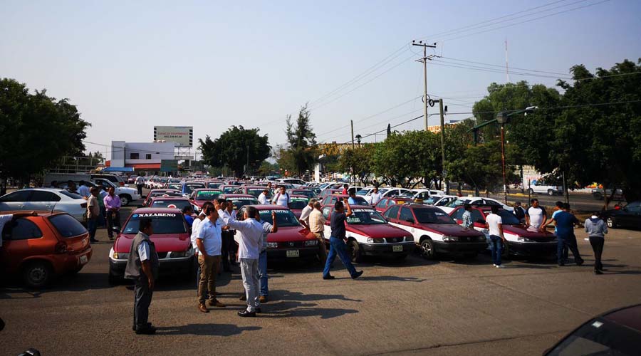 Taxis invaden el estacionamiento del Mercado Zonal de Santa Rosa | El Imparcial de Oaxaca