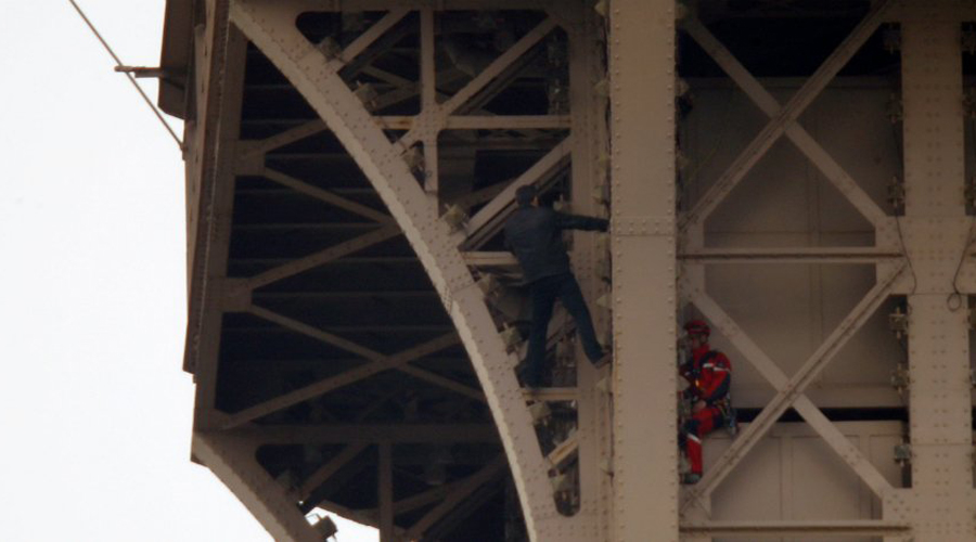Video: Hombre escala la Torre Eiffel y visitantes tienen que evacuarla | El Imparcial de Oaxaca