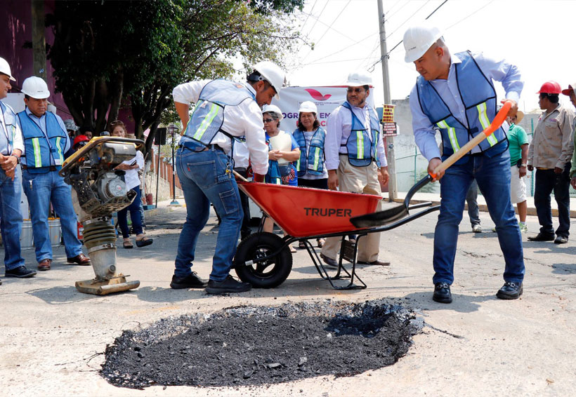 Arranca Dante Montaño programa emergente de bacheo en Santa Lucía | El Imparcial de Oaxaca