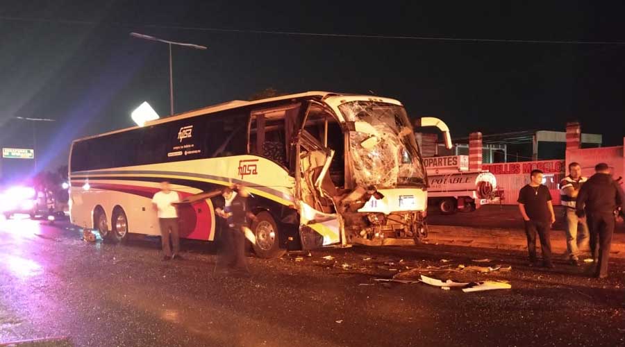 Choca autobús contra pipa en carretera federal 190 | El Imparcial de Oaxaca